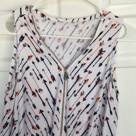 White with arrow design romper - Picture 2 of 3